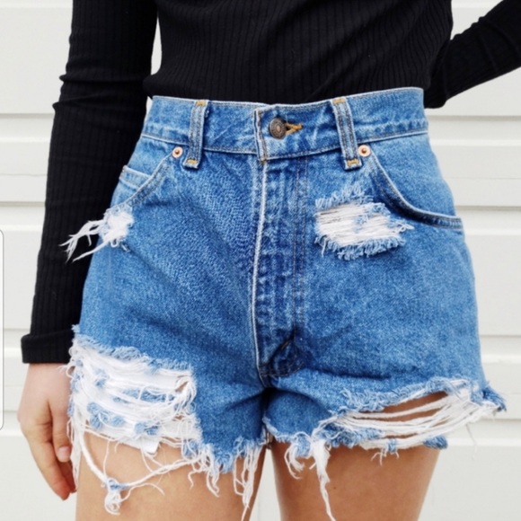 ❤️ Adorable LEVI High Waisted Shorts ❤️ - Picture 1 of 2